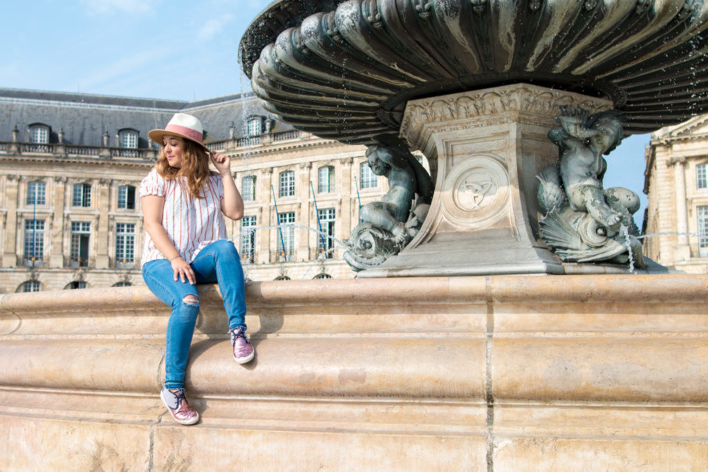 Camille in Bordeaux sur la place de la Bourse à Bordeaux